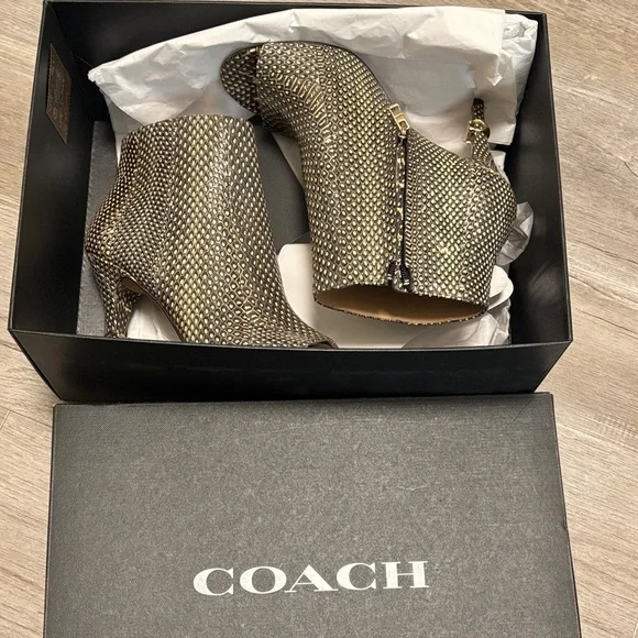 Coach Silver and Black Textured Heels - Picture 4 of 5